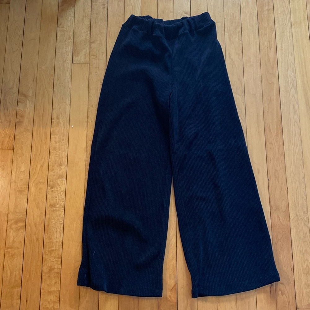 Black fleece ribbed flowy pants. Size M.